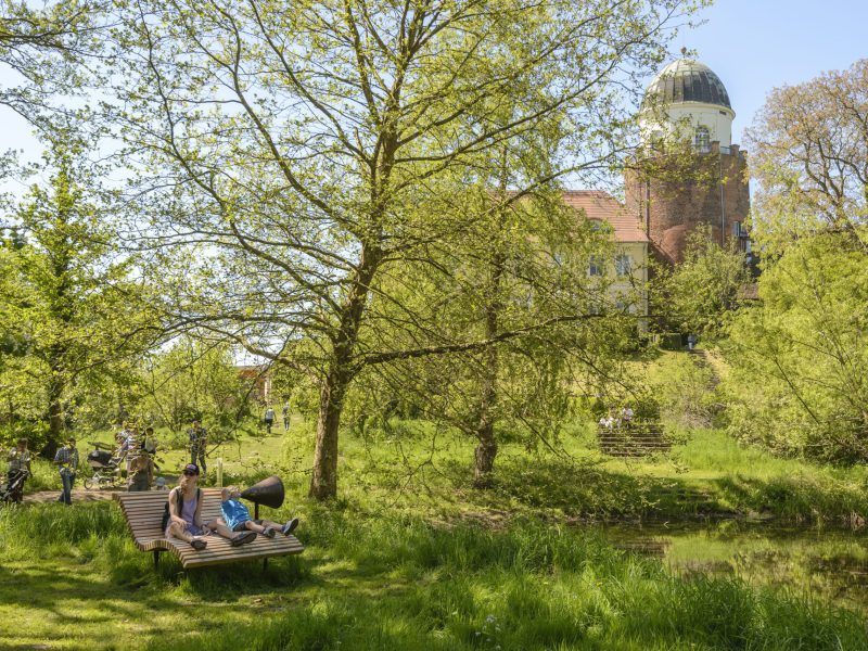 Der weitläufige Burgpark mit seinen Erlebnisstationen zwischen alten Baumriesen und Flussläufen begeistert für die Naturschätze der Elbtalaue. (c) Dieter Damschen