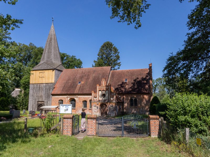 Die Mödlicher Backsteinkirche ist aus dem 15. Jahrhundert und ist die Grabstätte eines besonderen Amtsmannes. (c) prignitzliebe - Anja Möller