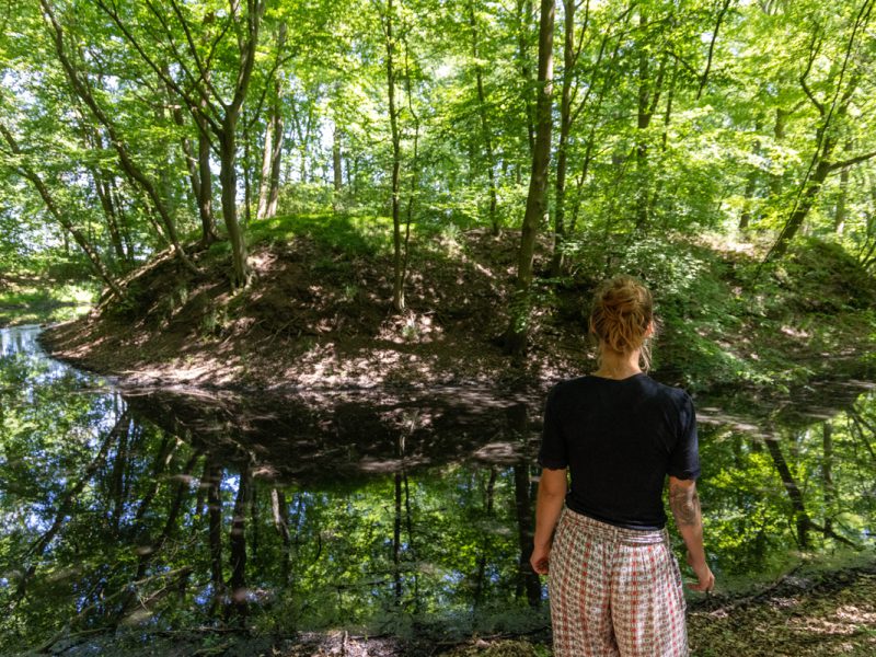 Wassergraben und alter Burghügel in Kietz (c) prignitzliebe - Anja Möller