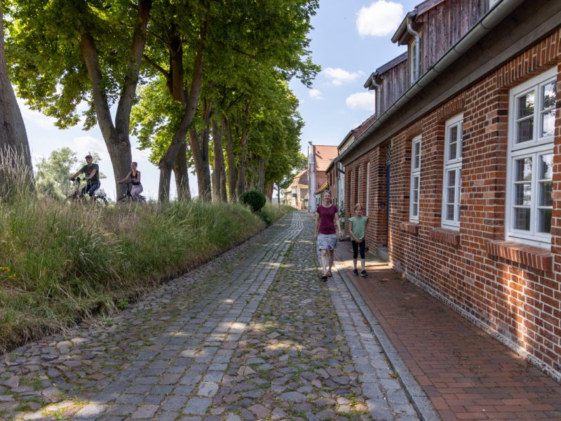 Ein Abstecher zur Straße "Am Wall" lohnt sich. Dort beschreiben kleine Infotafeln an manchen Häusern die Geschichte hinter den alten Gemäuern. (c) prignitzliebe - Anja Möller